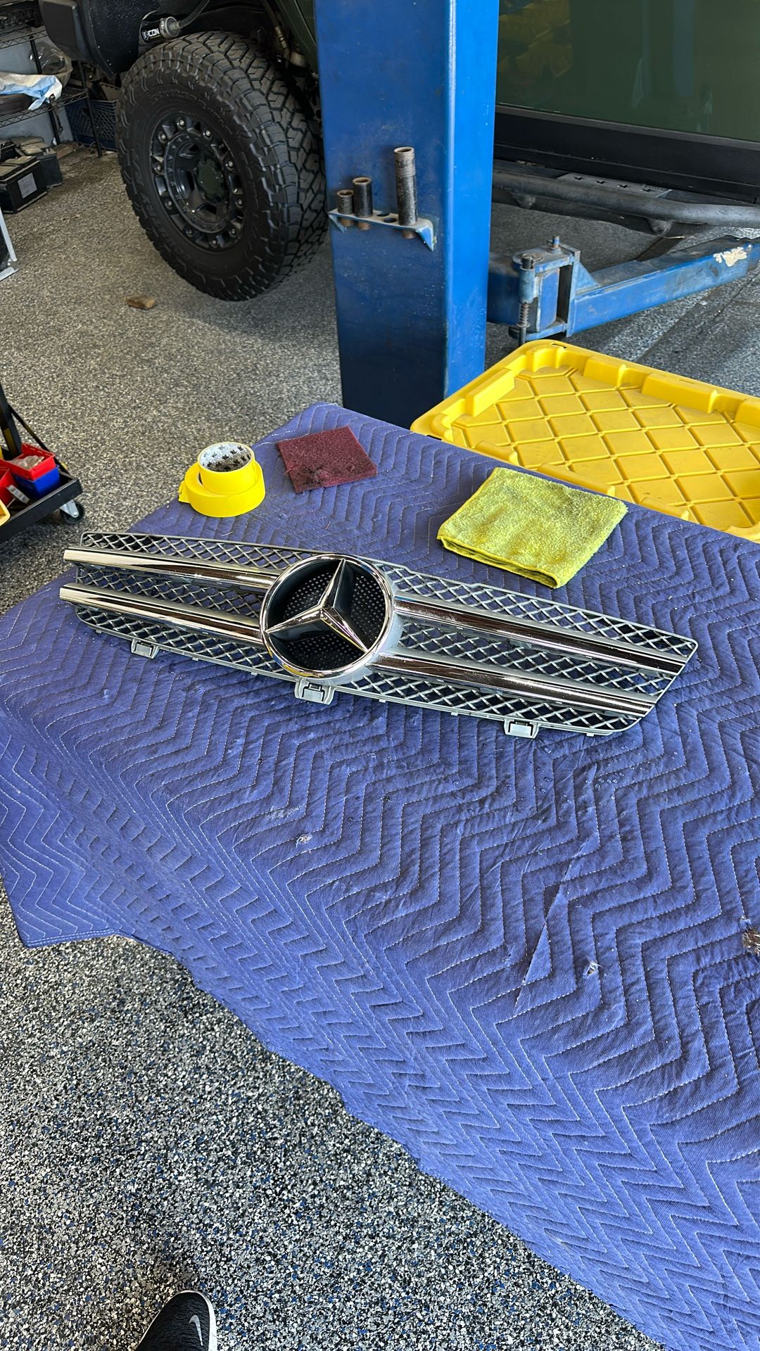 Mercedes-Benz CLS550 W219 Upper Center Grille A(contact info removed) SILVER