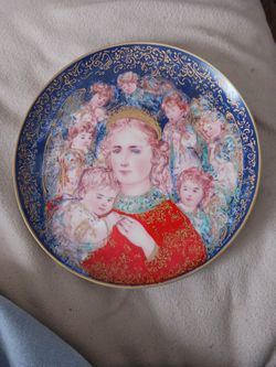 1985 Edna Hibel Christmas Plate