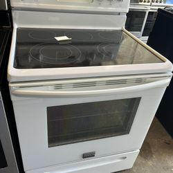 Frigidaire White Glass Top Electric Stove 