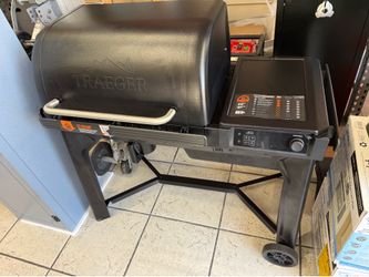 Woodridge Wi-Fi Pellet Grill and Smoker in Black