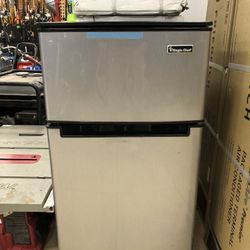 Magic Chef Refrigerator/ Freezer 