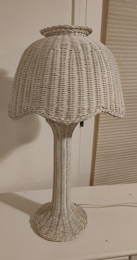 Vintage Large White Woven Wicker Rattan Table Lamp w/ Scalloped Shade