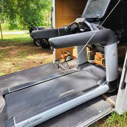 Life Fitness 95T Elevation Treadmill Discover SE3HD  21.5 Console