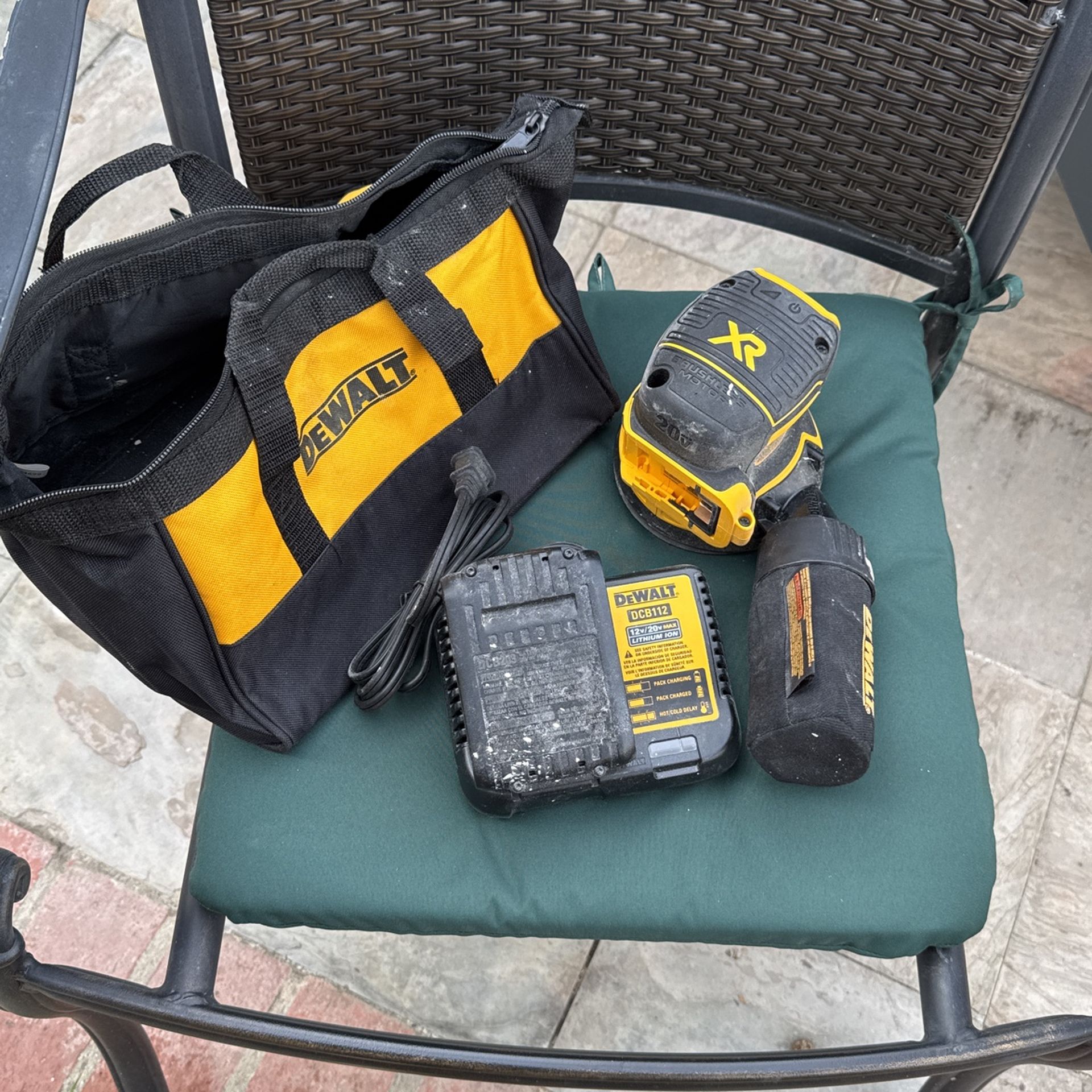 DEWALT SANDER WITH BATTERY AND CHARGER AND BAG