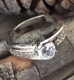 🍃🌺🍃Stunning 18k White Gold-Filled White Sapphire Wedding Ring. 1.5ct total wt. Size:6 New!