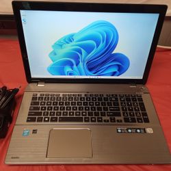Large 17" Quad-core i7 Toshiba Laptop ( Win 11 Pro)