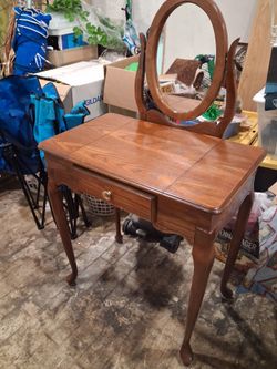 Vanity table and jewelry holder