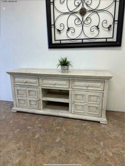 Beautiful 71” farmhouse tv stand