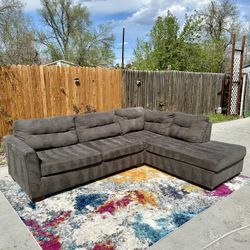 🚚 FREE DELIVERY ! Beautiful Grey Sectional Couch w/ Chaise