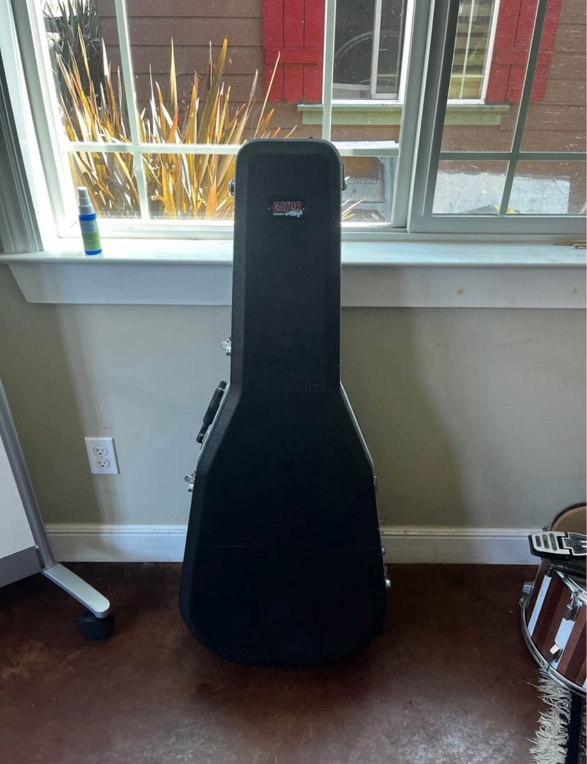 Gator Hardshell Acoustic Guitar Case