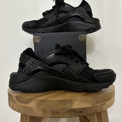 Nike Air Huarache "Triple Black" - Size 4