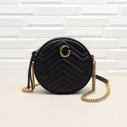 The new bag series features a circular mini shoulder bag with chain shoulder straps made of vintage imported Italian cowhide. Equipped with iconic har