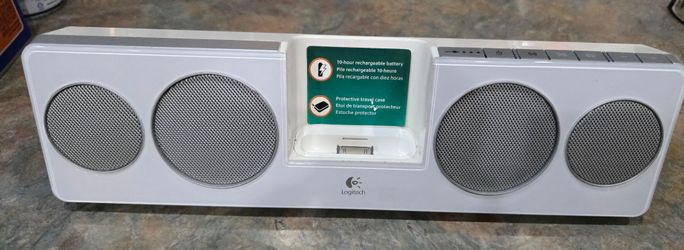 Logitech Pure-Fi Anywhere Portable iPod/iPhone Speaker Dock – White  (With Power Cord)