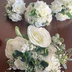 3 Bridesmaids Bouquets And 1 Bridal Bouquet 