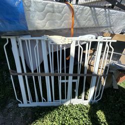 Regalo baby gate with dog door