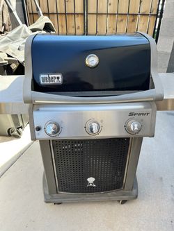 Weber spirit propane grill lots of with accessories.