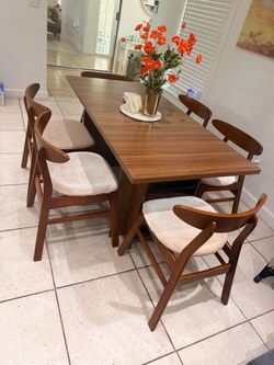 Mid-Century Modern Dining Table with 4 Chairs