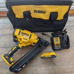 DeWALT DCN650B 20V MAX XR 15-Gauge Cordless Angled Finish Nailer with Battery 