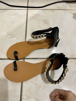 Cute boack flat sandal size 6 with gold chain brand new