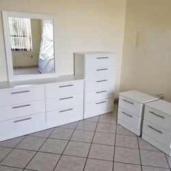 Dresser Whit Mirror, Chest And 3 Nightstands - Cómoda Con Espejo , Gavetero Y 2 Mesitas De Noche 