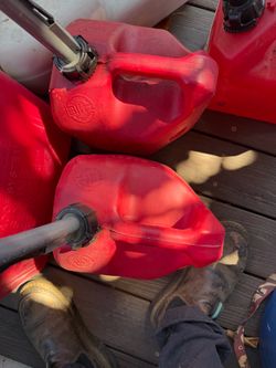 2 gallons gas cans