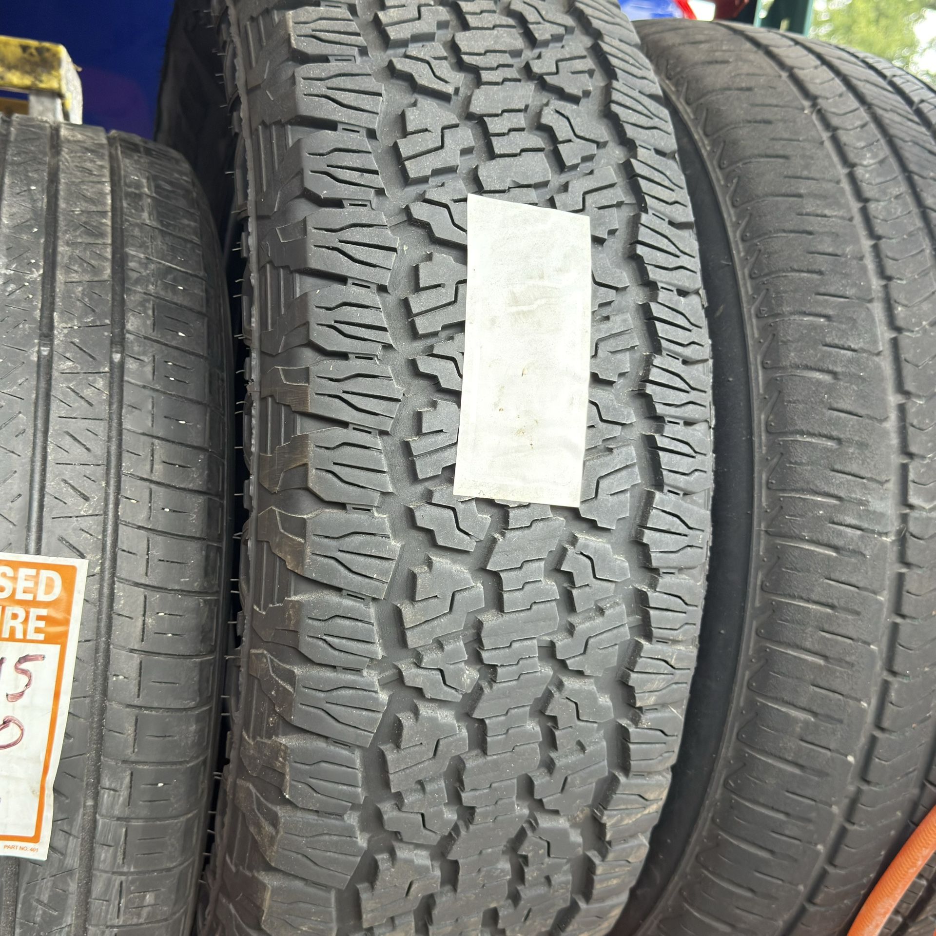 266/70/18 One Tire Like New