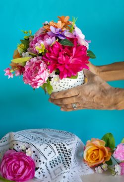 🌺 Small Bright Floral Arrangement