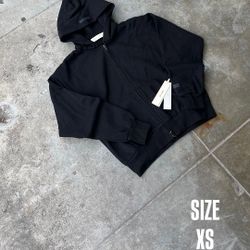 ESSENTIALS ZIP UP