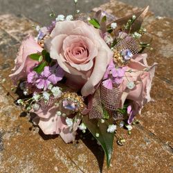 PROM CORSAGES &BUTNEARS