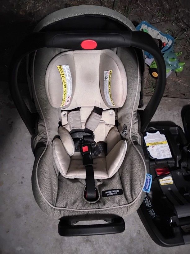 Carseat Snugride Snuglock Extend To Fit With 3 Bases!!! 35 MAKE OFFER NEED GONE