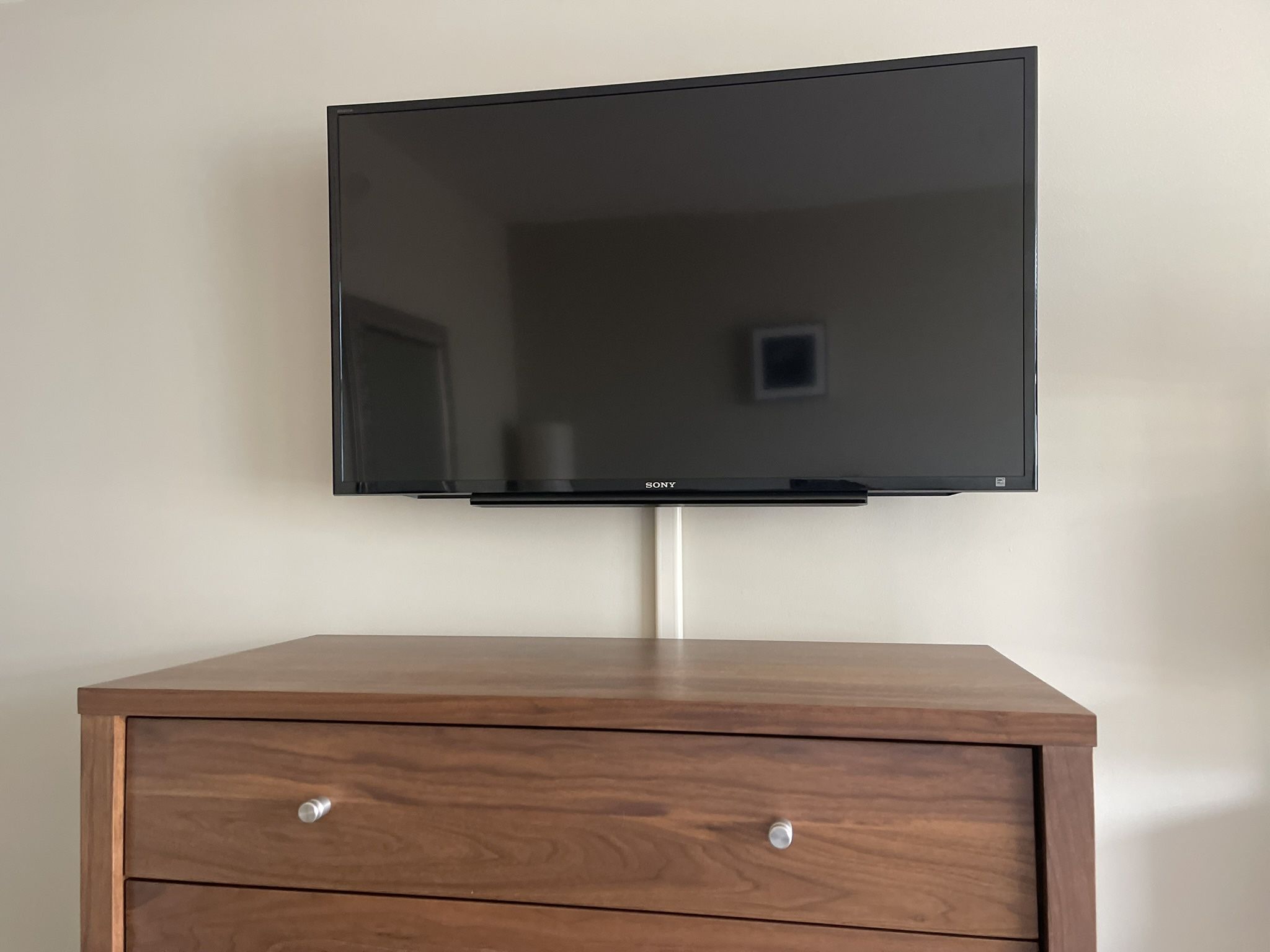 40" Sony TV + Wall Mount