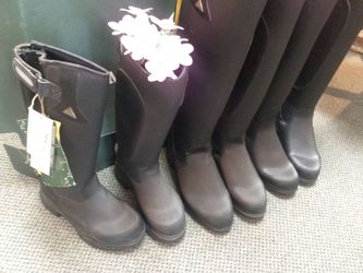 English-style horseback riding boots