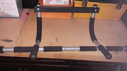 Arm curl bar for over the door