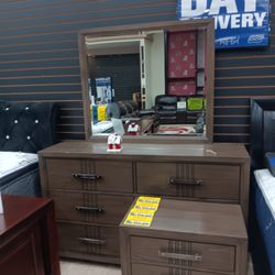 *Weekend Special*---Carolina Bold Platform Storage King Bedroom Sets---Now $699---Delivery And Financing👌