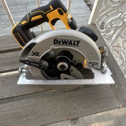 New 20v Dewalt Xr Brushless 7 14 Circular Saw Tool Only