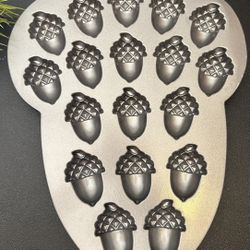 Nordic Ware USA Cast Aluminum ACORN CAKELET PAN 2 Cup Capacity 18 Cavities