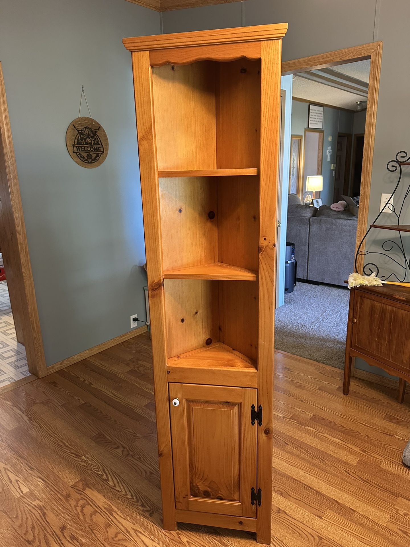 Corner cabinet