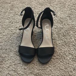 Women’s Black heels size 7.5