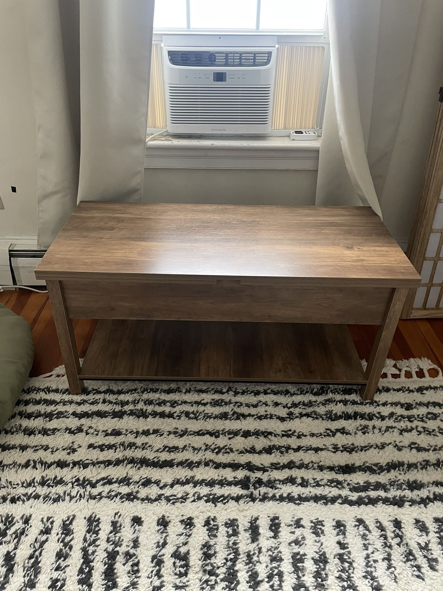 Lift top coffee table