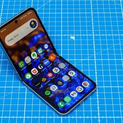 Unlocked due is fully paid off $1000!. Come with box. Cases. Charger. Brand new Conditions. 0 scratches. Always in case. $500! Or Trade iphone 17