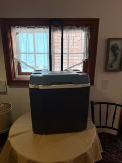 IGLOO Rolling Cooler with Telescoping Handle