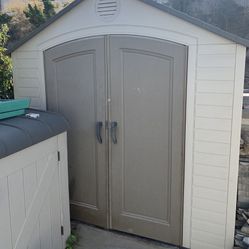 Selling My Lifetime Shed Se 12 X 7  it is  Use  but it’s still functional