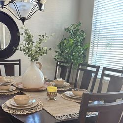 Dining Table And 5 Chairs In A Great Conditions 