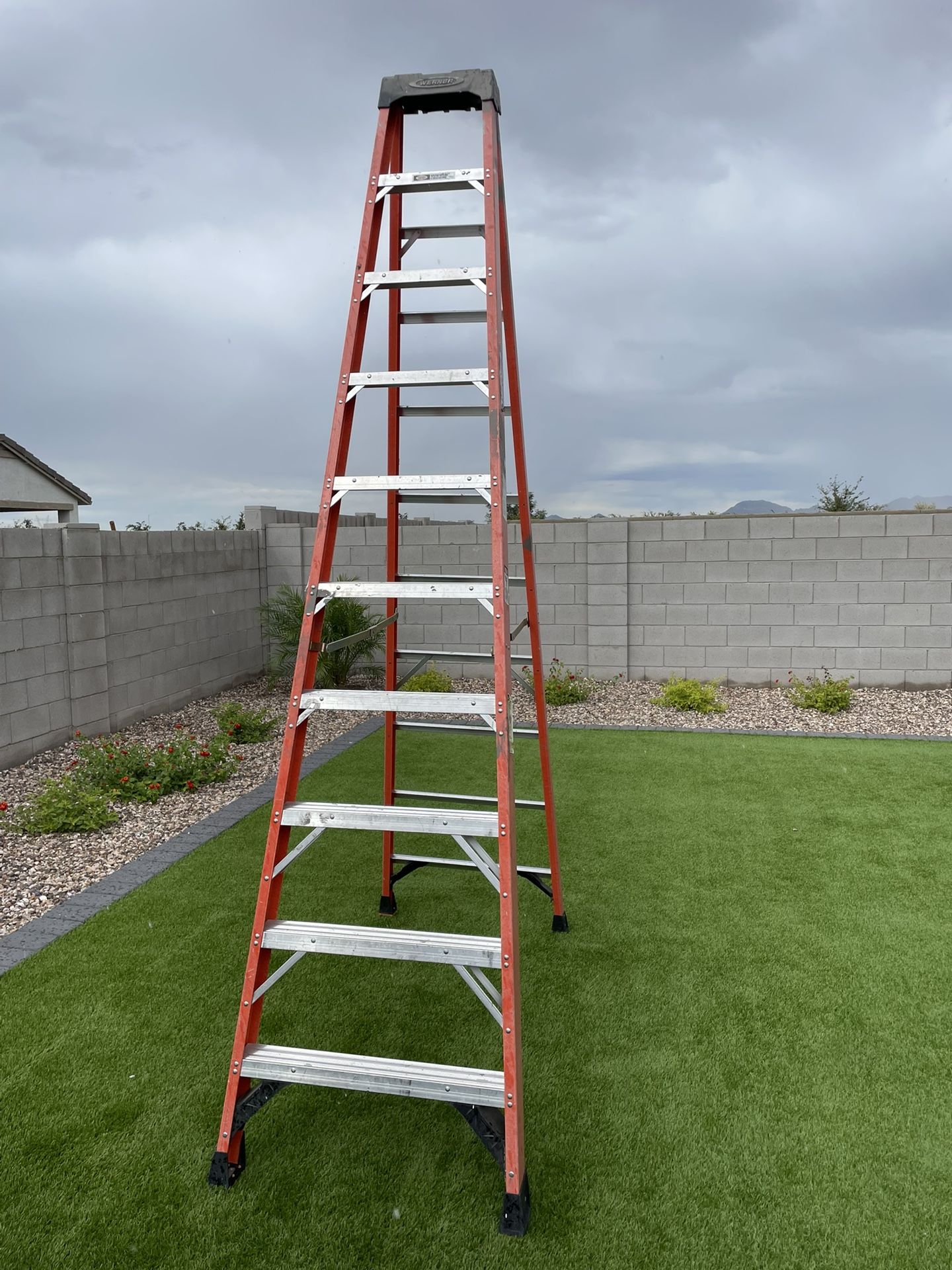 10’ Fiberglass Werner Stepladder