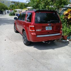 2012. FORD ESCAPE V6, NEW TIRES BATTERY, THERMOSTAT HOUSING, OIL CHAND, FULL LEATHER,  CD, AUX, POER WINDOS,, HITCH FOR TOW 