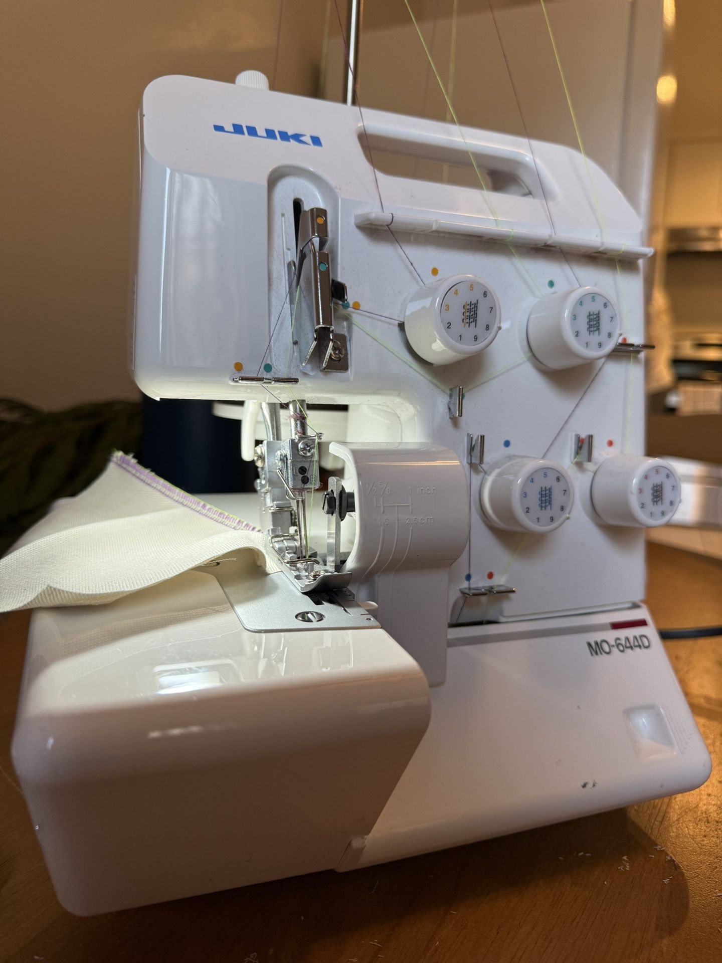 JUKI OVERLOCK MO644D