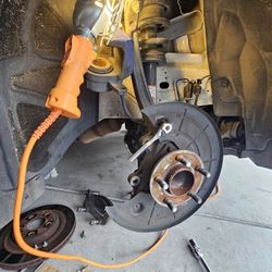 Cambio de Frenos De Carro Y Aceite Motor  Change Oil And Break Pads Trai Tus Partes Solo Pagas El LaborBring your own parts, you only pay for labor  