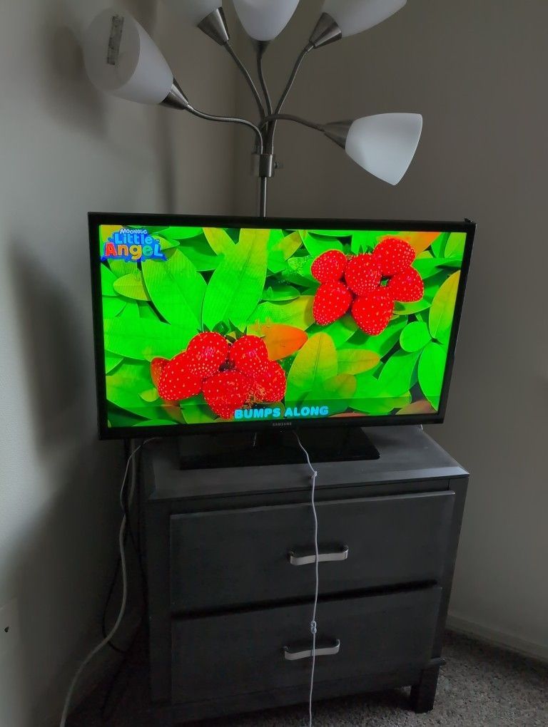 Samsung TV Works Great, Comes With Original Remote