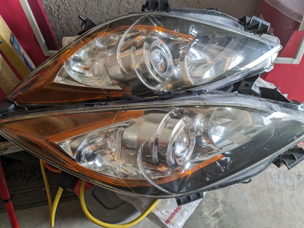 2010 Mazda 3 Headlight Assembly. Great Condition 