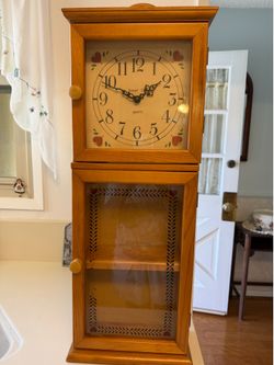 Quartz clock with display case